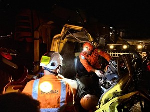 Truk Bawa Ekskavator Tabrak Kontainer di Minut Sulut, 2 Orang Tewas