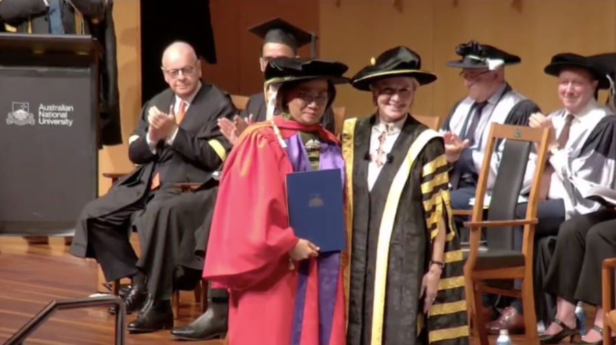 Menteri Keuangan Sri Mulyani Indrawati menerima gelar kehormatan Honoris Causa Doctor of Laws dari Australia National University atas kontribusinya pada pembangunan ekonomi dan reformasi di level tertinggi, Selasa (12/12/2023). (Tangkapan Layar Video)