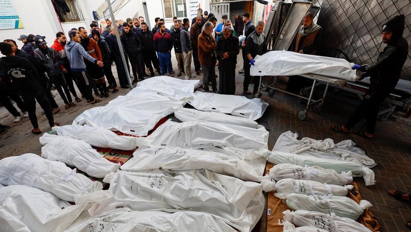 Asap mengepul di Gaza, di tengah konflik yang sedang berlangsung antara Israel dan kelompok Islam Palestina Hamas, terlihat dari Israel selatan, 12 Desember 2023. (REUTERS/Clodagh Kilcoyne)