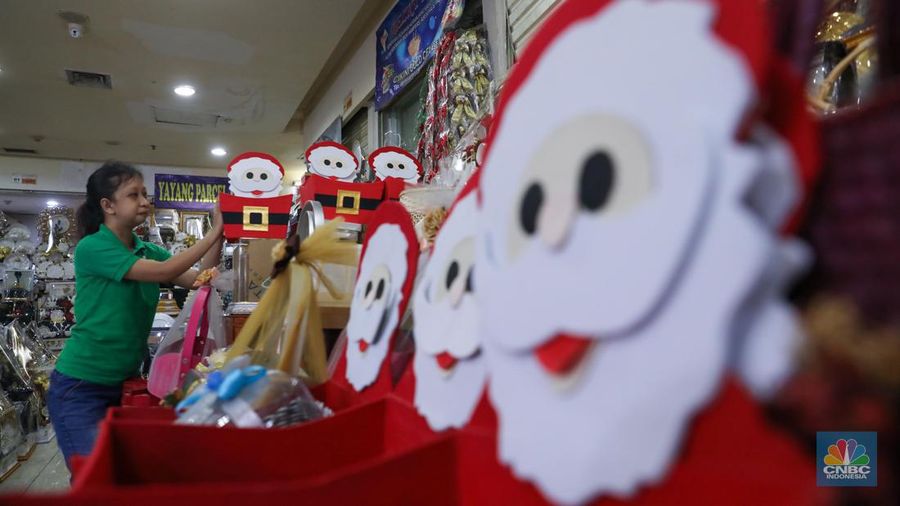 Pekerja menyelesaikan pembuatan pasel di kawsan Cikini, Jakarta, Selasa (12/12/2023). (CNBC Indonesia/Faisal Rahman)