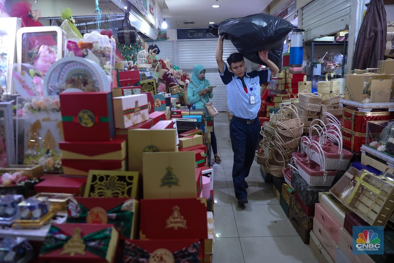Pekerja menyelesaikan pembuatan pasel di kawsan Cikini, Jakarta, Selasa (12/12/2023). Pekerja menyelesaikan pembuatan pasel di kawsan Cikini, Jakarta, Selasa (12/12/2023). (CNBC Indonesia/Faisal Rahman)