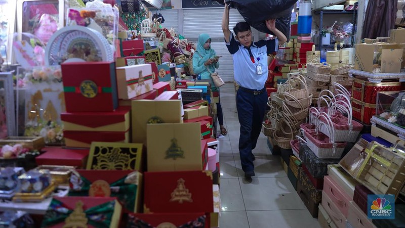 Pekerja menyelesaikan pembuatan pasel di kawsan Cikini, Jakarta, Selasa (12/12/2023). (CNBC Indonesia/Faisal Rahman)