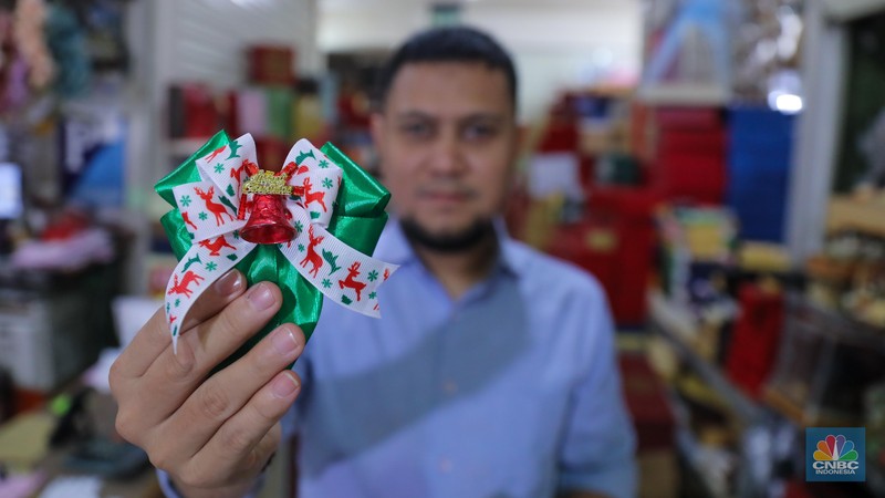 Pekerja menyelesaikan pembuatan pasel di kawsan Cikini, Jakarta, Selasa (12/12/2023). (CNBC Indonesia/Faisal Rahman)