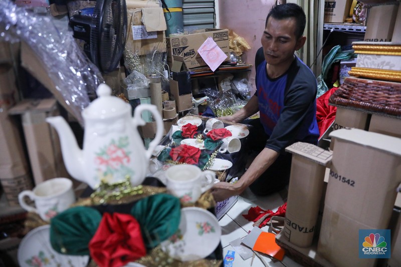 Pekerja menyelesaikan pembuatan pasel di kawsan Cikini, Jakarta, Selasa (12/12/2023). (CNBC Indonesia/Faisal Rahman)