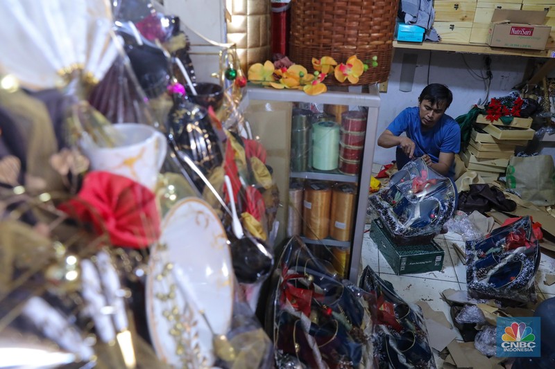 Pekerja menyelesaikan pembuatan pasel di kawsan Cikini, Jakarta, Selasa (12/12/2023). (CNBC Indonesia/Faisal Rahman)