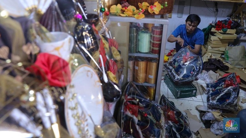 Pekerja menyelesaikan pembuatan pasel di kawsan Cikini, Jakarta, Selasa (12/12/2023). (CNBC Indonesia/Faisal Rahman)