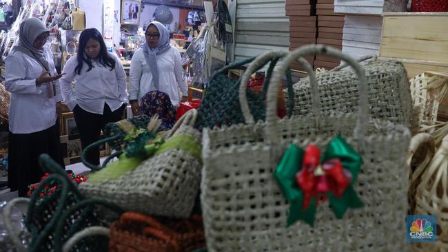 Manfaatkan Full Day Sale, Masyarakat Beli Hampers Lebaran di Transmart