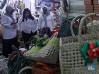 Manfaatkan Full Day Sale, Masyarakat Beli Hampers Lebaran di Transmart
