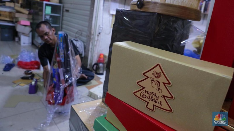 Pekerja menyelesaikan pembuatan pasel di kawsan Cikini, Jakarta, Selasa (12/12/2023). (CNBC Indonesia/Faisal Rahman)