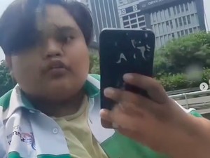 Detik-detik Pria Rusak Spion Taksi di Jalan Gatsu Jaksel gegara Serempetan