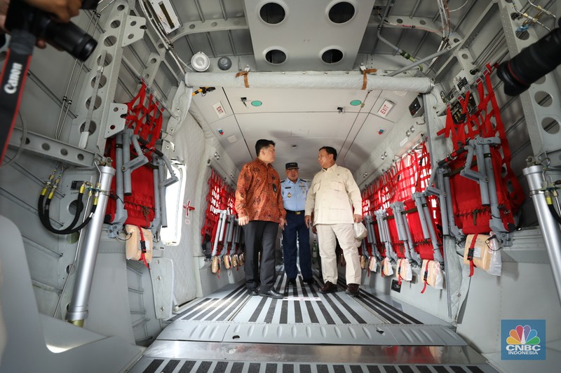 Menteri Pertahanan Prabowo Subianto menyerahkan lima unit pesawat NC-212i kepada TNI Angkatan Udara (AU), Selasa (12/12/2023). (CNBC Indonesia/Tri Susilo)