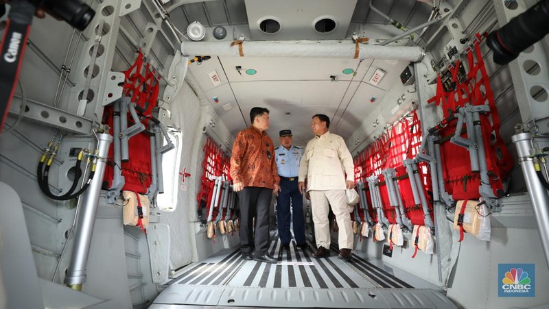 Menteri Pertahanan Prabowo Subianto menyerahkan lima unit pesawat NC-212i kepada TNI Angkatan Udara (AU), Selasa (12/12/2023). (CNBC Indonesia/Tri Susilo)