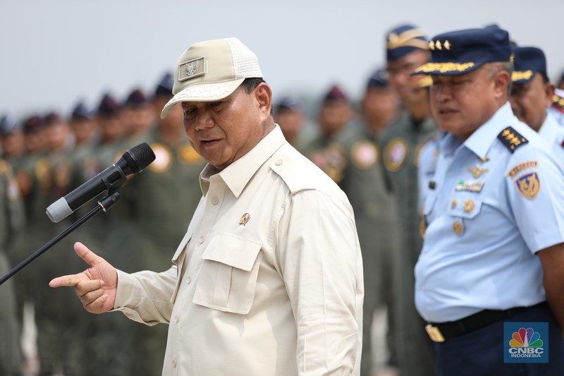 Pesawat NC-212i kepada TNI Angkatan Udara (AU) Menteri Pertahanan Prabowo Subianto menyerahkan lima unit pesawat NC-212i kepada TNI Angkatan Udara (AU), Selasa (12/12/2023). (CNBC Indonesia/Tri Susilo)