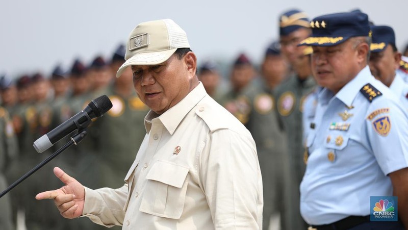 Menteri Pertahanan Prabowo Subianto menyerahkan lima unit pesawat NC-212i kepada TNI Angkatan Udara (AU), Selasa (12/12/2023). (CNBC Indonesia/Tri Susilo)
