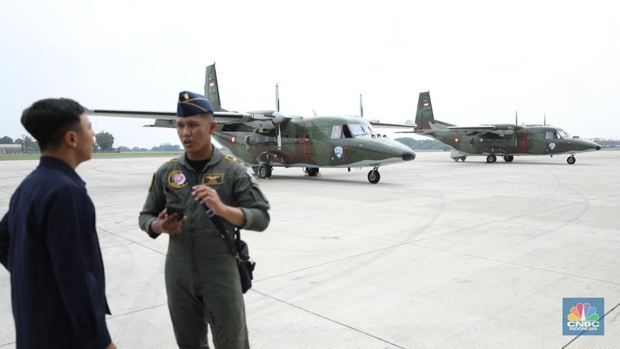 Menteri Pertahanan Prabowo Subianto menyerahkan lima unit pesawat NC-212i kepada TNI Angkatan Udara (AU), Selasa (12/12/2023). (CNBC Indonesia/Tri Susilo)