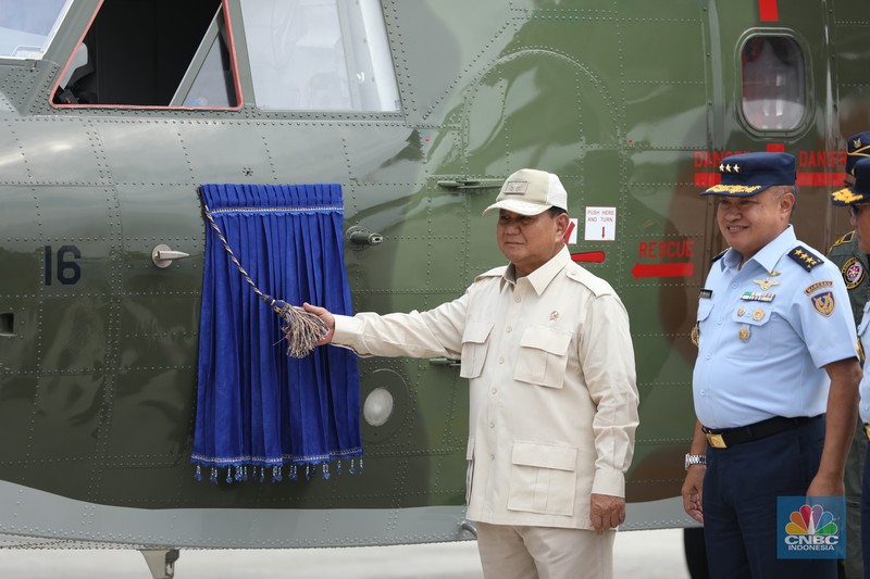 Pesawat NC-212i kepada TNI Angkatan Udara (AU) Menteri Pertahanan Prabowo Subianto menyerahkan lima unit pesawat NC-212i kepada TNI Angkatan Udara (AU), Selasa (12/12/2023). (CNBC Indonesia/Tri Susilo)