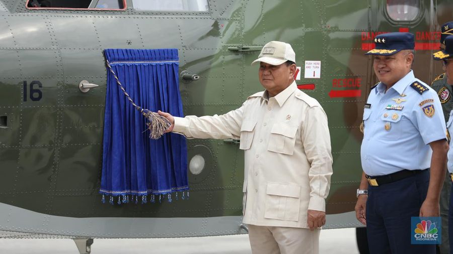 Menteri Pertahanan Prabowo Subianto menyerahkan lima unit pesawat NC-212i kepada TNI Angkatan Udara (AU), Selasa (12/12/2023). (CNBC Indonesia/Tri Susilo)