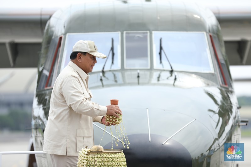 Pesawat NC-212i kepada TNI Angkatan Udara (AU) Menteri Pertahanan Prabowo Subianto menyerahkan lima unit pesawat NC-212i kepada TNI Angkatan Udara (AU), Selasa (12/12/2023). (CNBC Indonesia/Tri Susilo)