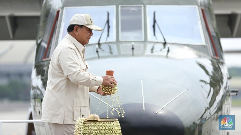 Menteri Pertahanan Prabowo Subianto menyerahkan lima unit pesawat NC-212i kepada TNI Angkatan Udara (AU), Selasa (12/12/2023). (CNBC Indonesia/Tri Susilo)
