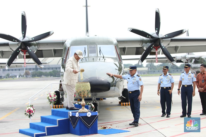 Pesawat NC-212i kepada TNI Angkatan Udara (AU) Menteri Pertahanan Prabowo Subianto menyerahkan lima unit pesawat NC-212i kepada TNI Angkatan Udara (AU), Selasa (12/12/2023). (CNBC Indonesia/Tri Susilo)