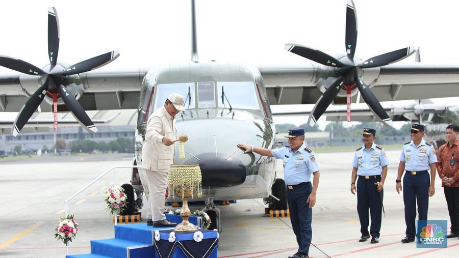 Menteri Pertahanan Prabowo Subianto menyerahkan lima unit pesawat NC-212i kepada TNI Angkatan Udara (AU), Selasa (12/12/2023). (CNBC Indonesia/Tri Susilo)