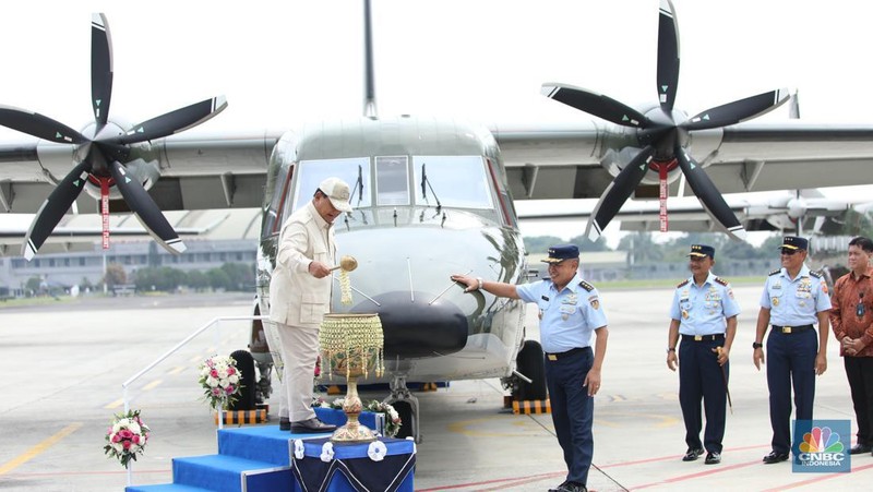 Menteri Pertahanan Prabowo Subianto menyerahkan lima unit pesawat NC-212i kepada TNI Angkatan Udara (AU), Selasa (12/12/2023). (CNBC Indonesia/Tri Susilo)