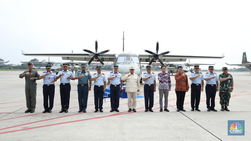 Menteri Pertahanan Prabowo Subianto menyerahkan lima unit pesawat NC-212i kepada TNI Angkatan Udara (AU), Selasa (12/12/2023). (CNBC Indonesia/Tri Susilo)