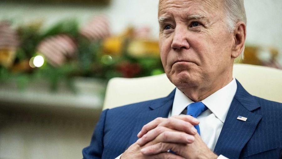 Presiden AS Joe Biden mengamati pertemuan dengan Presiden Angola Joao Lourenco di Ruang Oval Gedung Putih di Washington, DC, pada 30 November 2023. (Photo by ANDREW CABALLERO-REYNOLDS / AFP)