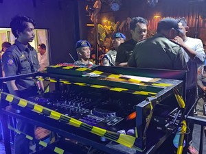 Satpol PP Makassar Segel Kafe Arobi Tak Sesuai Izin, Alat DJ Disita