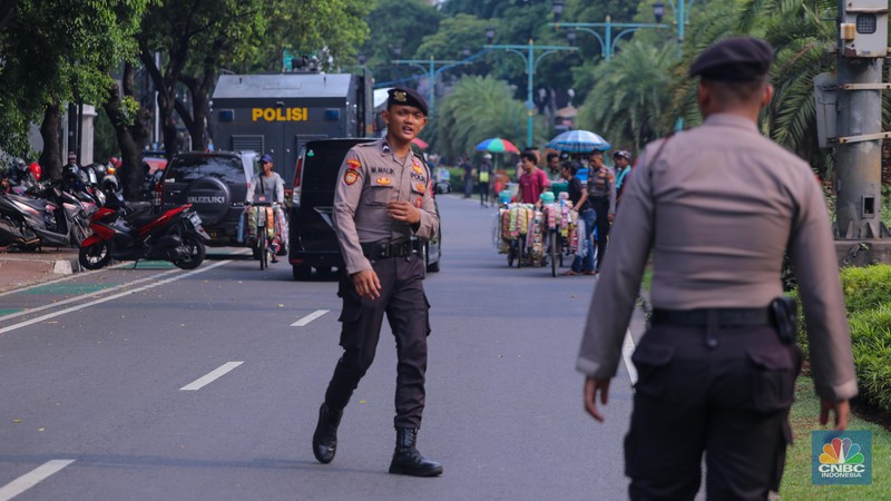 Sejumlah personel Polri melakukan penjagaan di depan gedung Komisi Pemilihan Umum (KPU), Jakarta, Selasa (12/12/2023). Sejumlah personel Polri melakukan penjagaan di depan gedung Komisi Pemilihan Umum (KPU), Jakarta, Selasa (12/12/2023). (CNBC Indonesia/Faisal Rahman)