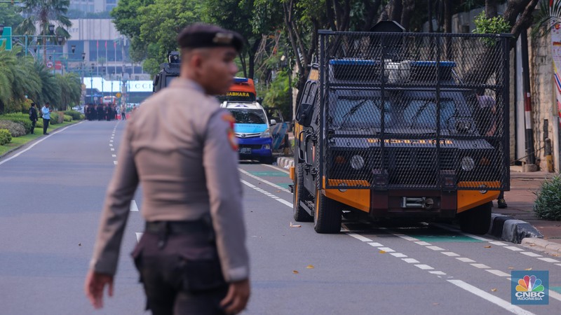 Sejumlah personel Polri melakukan penjagaan di depan gedung Komisi Pemilihan Umum (KPU), Jakarta, Selasa (12/12/2023). (CNBC Indonesia/Faisal Rahman)