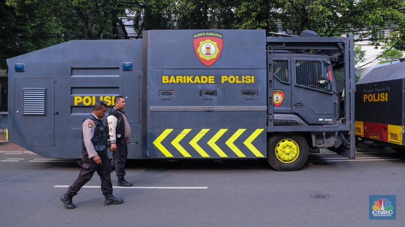 Sejumlah personel Polri melakukan penjagaan di depan gedung Komisi Pemilihan Umum (KPU), Jakarta, Selasa (12/12/2023). Sejumlah personel Polri melakukan penjagaan di depan gedung Komisi Pemilihan Umum (KPU), Jakarta, Selasa (12/12/2023). (CNBC Indonesia/Faisal Rahman)