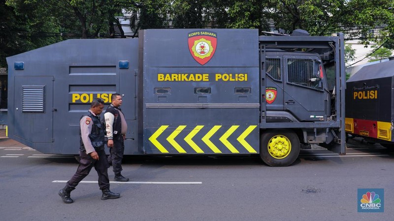 Sejumlah personel Polri melakukan penjagaan di depan gedung Komisi Pemilihan Umum (KPU), Jakarta, Selasa (12/12/2023). (CNBC Indonesia/Faisal Rahman)