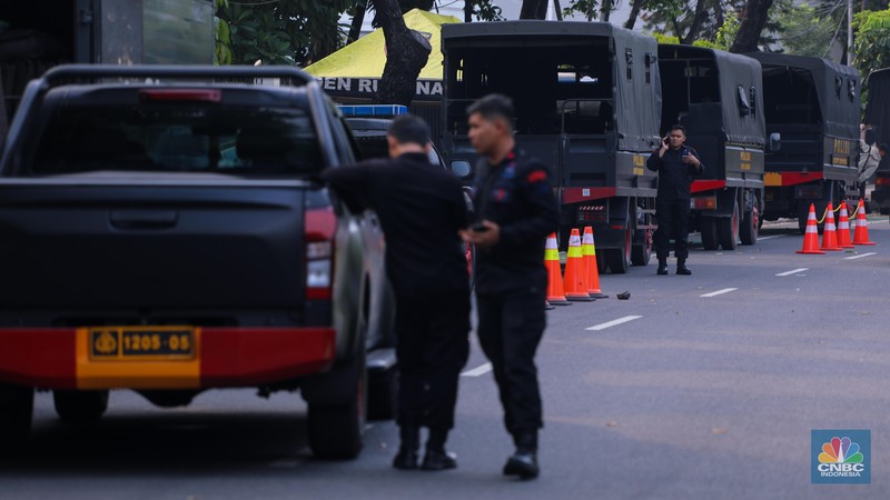 Sejumlah personel Polri melakukan penjagaan di depan gedung Komisi Pemilihan Umum (KPU), Jakarta, Selasa (12/12/2023). (CNBC Indonesia/Faisal Rahman)