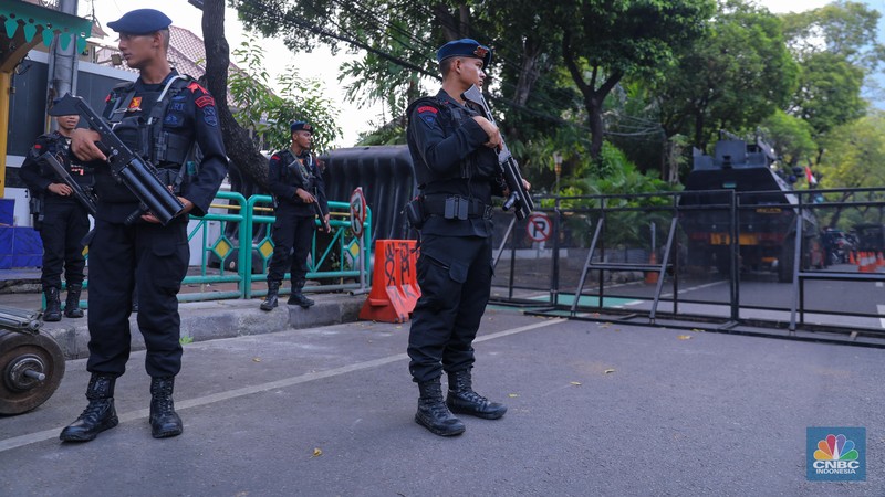 Sejumlah personel Polri melakukan penjagaan di depan gedung Komisi Pemilihan Umum (KPU), Jakarta, Selasa (12/12/2023). (CNBC Indonesia/Faisal Rahman)