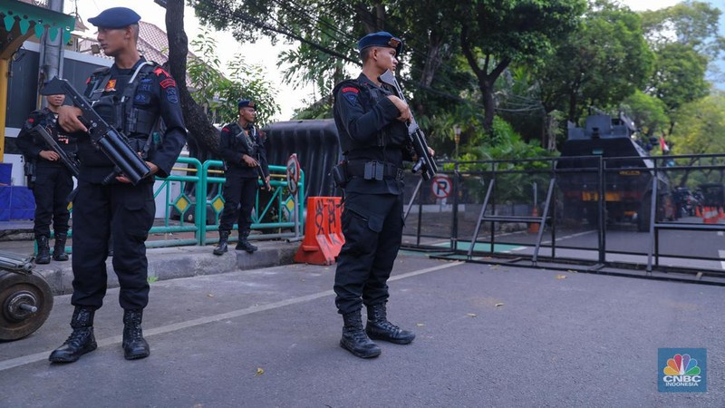 Sejumlah personel Polri melakukan penjagaan di depan gedung Komisi Pemilihan Umum (KPU), Jakarta, Selasa (12/12/2023). (CNBC Indonesia/Faisal Rahman)