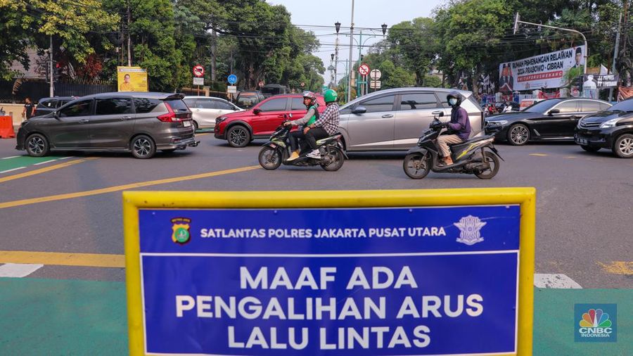 Sejumlah personel Polri melakukan penjagaan di depan gedung Komisi Pemilihan Umum (KPU), Jakarta, Selasa (12/12/2023). (CNBC Indonesia/Faisal Rahman)