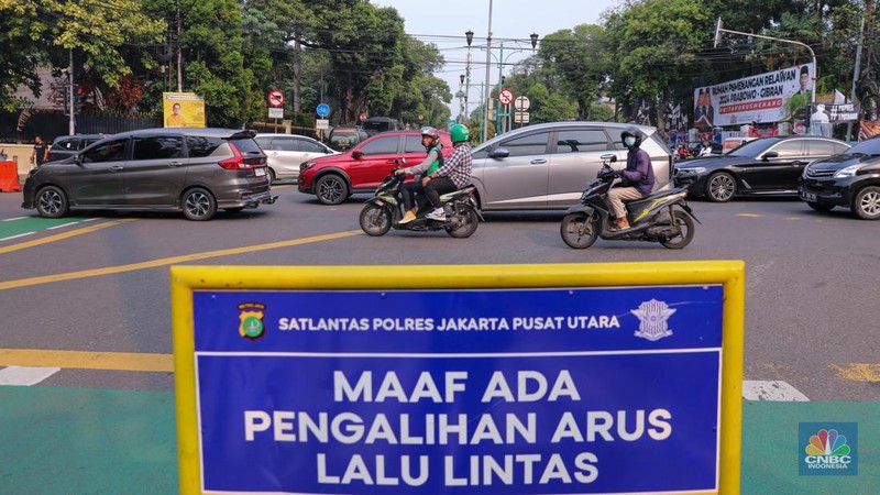 Sejumlah personel Polri melakukan penjagaan di depan gedung Komisi Pemilihan Umum (KPU), Jakarta, Selasa (12/12/2023). (CNBC Indonesia/Faisal Rahman)