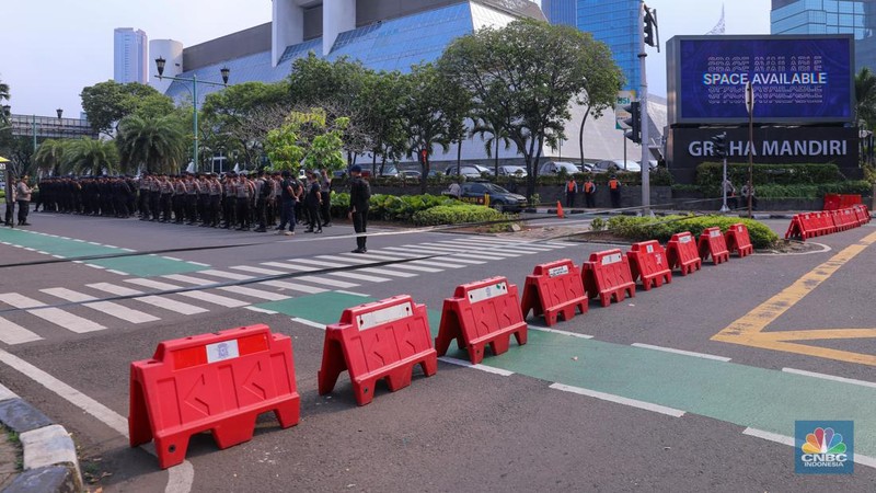 Sejumlah personel Polri melakukan penjagaan di depan gedung Komisi Pemilihan Umum (KPU), Jakarta, Selasa (12/12/2023). (CNBC Indonesia/Faisal Rahman)