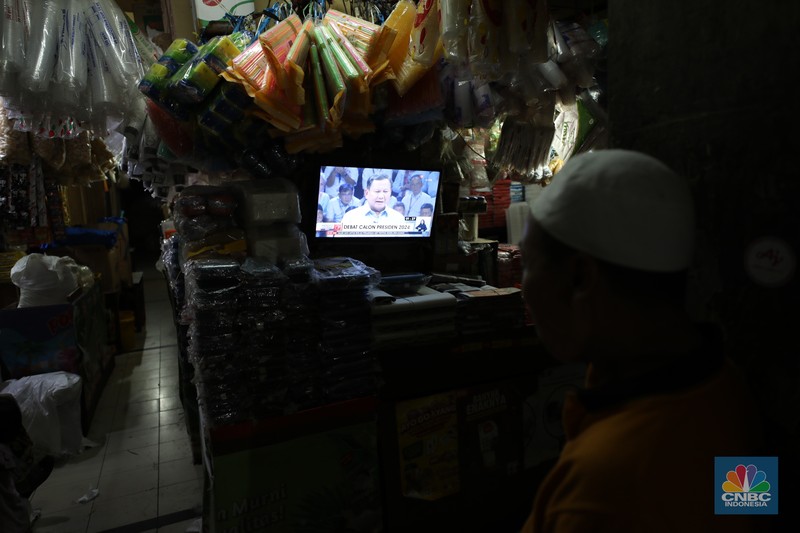 Sejumlah warga menyaksikan debat calon presiden di  Pasar Kebayoran Lama, Jakarta, Selasa (12/12/2023). (CNBC Indonesia/Tri Susilo)