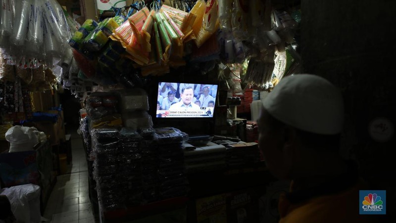 Sejumlah warga menyaksikan debat calon presiden di  Pasar Kebayoran Lama, Jakarta, Selasa (12/12/2023). (CNBC Indonesia/Tri Susilo)