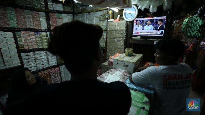 Sejumlah warga menyaksikan debat calon presiden di Pasar Kebayoran Lama, Jakarta, Selasa (12/12/2023). Sejumlah warga menyaksikan debat calon presiden di Pasar Kebayoran Lama, Jakarta, Selasa (12/12/2023). (CNBC Indonesia/Tri Susilo)