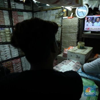 Seru! Warga Nobar Debat, Anies-Prabowo-Ganjar Saling Serang