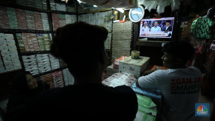 Sejumlah warga menyaksikan debat calon presiden di  Pasar Kebayoran Lama, Jakarta, Selasa (12/12/2023). (CNBC Indonesia/Tri Susilo)