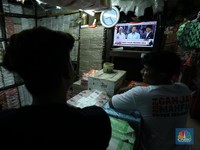 Seru! Warga Nobar Debat, Anies-Prabowo-Ganjar Saling Serang