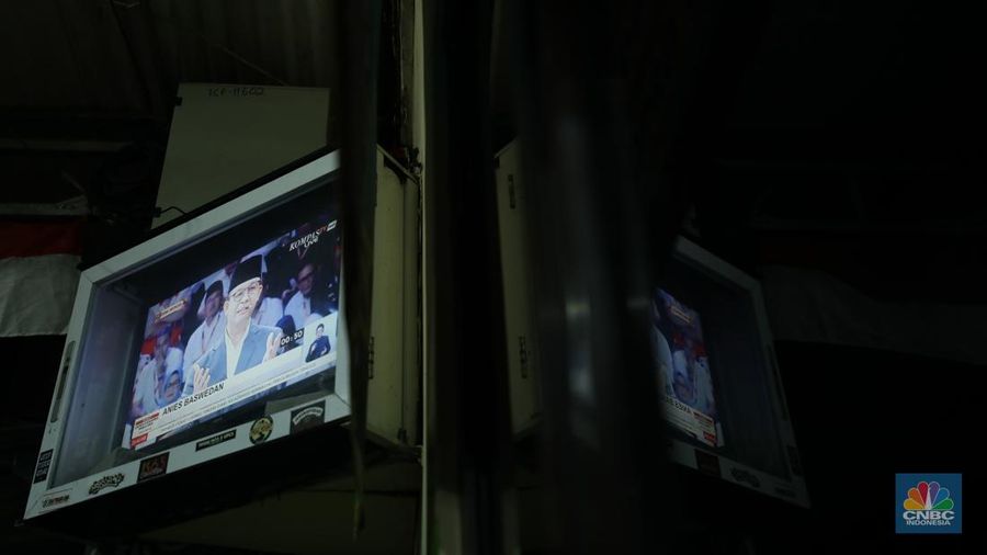 Sejumlah warga menyaksikan debat calon presiden di  Pasar Kebayoran Lama, Jakarta, Selasa (12/12/2023). (CNBC Indonesia/Tri Susilo)