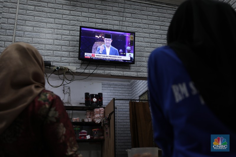 Sejumlah warga menyaksikan debat calon presiden di  Pasar Kebayoran Lama, Jakarta, Selasa (12/12/2023). (CNBC Indonesia/Tri Susilo)