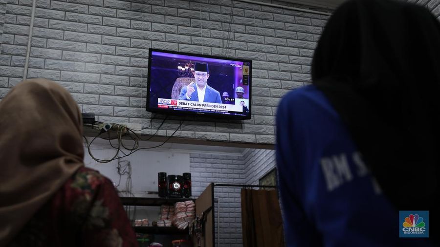 Sejumlah warga menyaksikan debat calon presiden di  Pasar Kebayoran Lama, Jakarta, Selasa (12/12/2023). (CNBC Indonesia/Tri Susilo)
