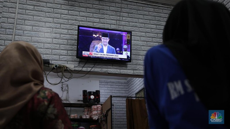 Sejumlah warga menyaksikan debat calon presiden di  Pasar Kebayoran Lama, Jakarta, Selasa (12/12/2023). (CNBC Indonesia/Tri Susilo)