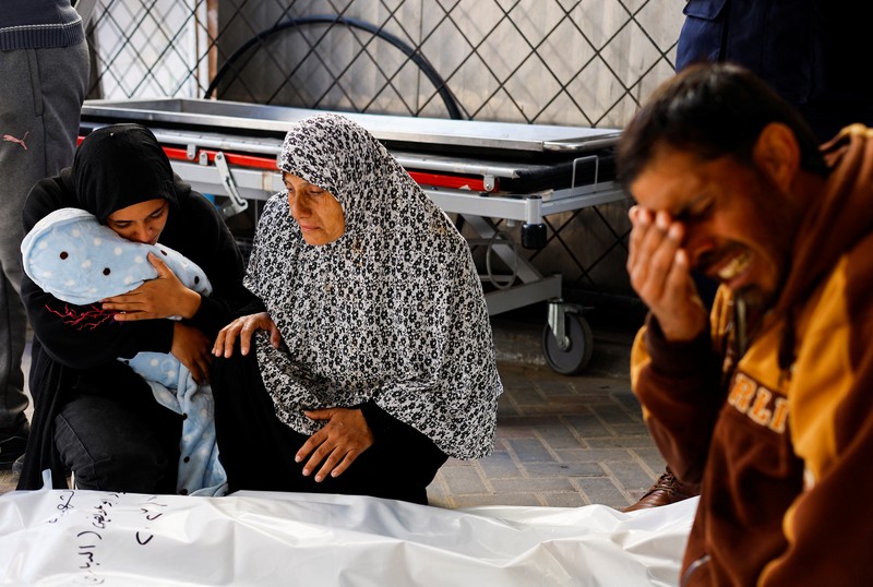 Asap mengepul di Gaza, di tengah konflik yang sedang berlangsung antara Israel dan kelompok Islam Palestina Hamas, terlihat dari Israel selatan, 12 Desember 2023. (REUTERS/Clodagh Kilcoyne)